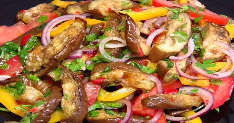 Восхитительный салат из баклажанов: простой, полезный и вкусный