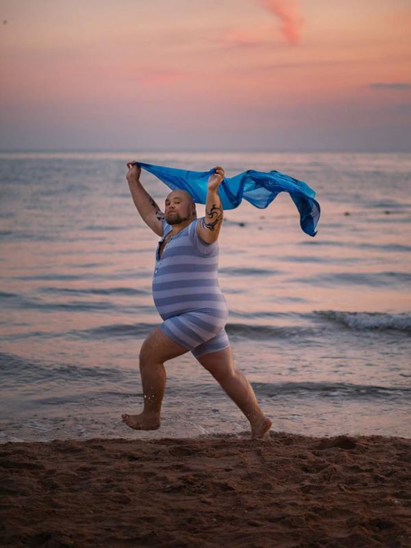 Фотограф, который высмеивает поведение девушек на пляжных фото