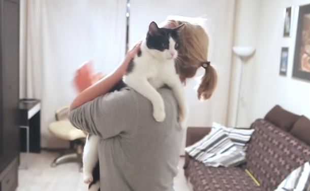 Кот любит обнимашки