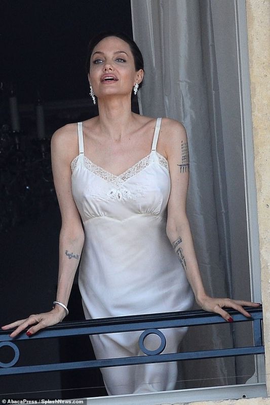 44-летняя Джоли в одном пеньюаре на балконе в Париже, «флиртует с папарацци»