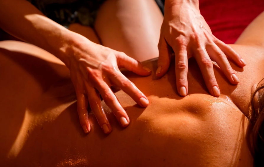 Тантрический массаж: что это такое и как его делают