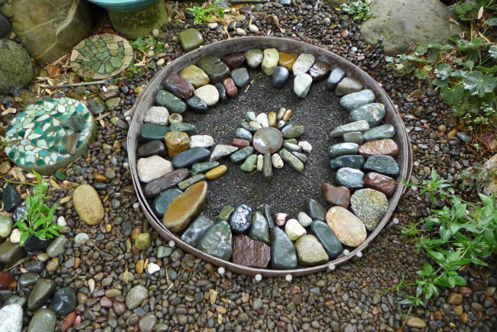 Какие существуют способы, чтобы украсить свой сад камнями?