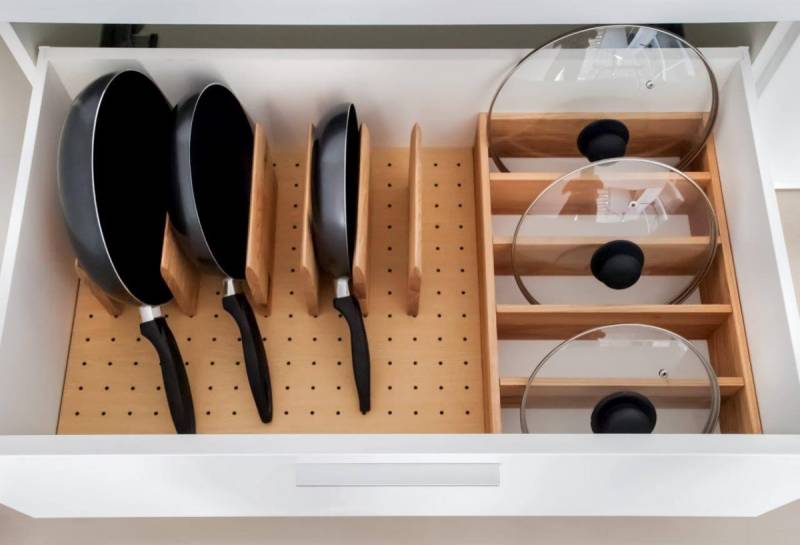 Где удобно хранить крышки от посуды на кухне