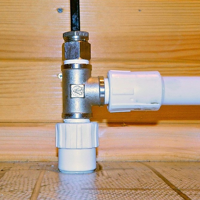 Избавляемся от ледяных пробок: как подключить греющий кабель для водопровода внутри трубы