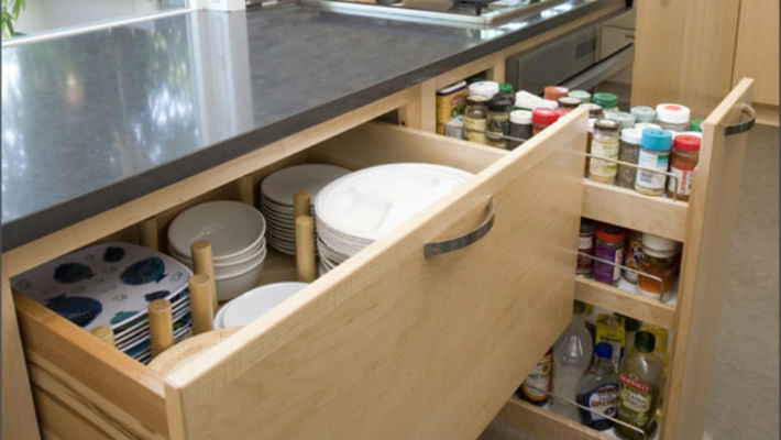 Компактное хранение посуды в маленькой кухне
