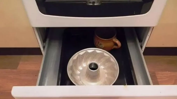 Ящик под духовкой предназначен не для сковородок