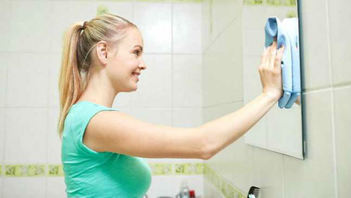 Как вымыть зеркало без разводов (видео)