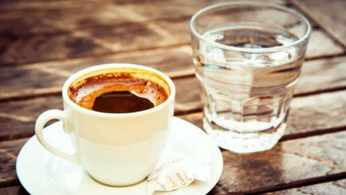 В Турции с кофе подают стакан воды: зачем такое делается