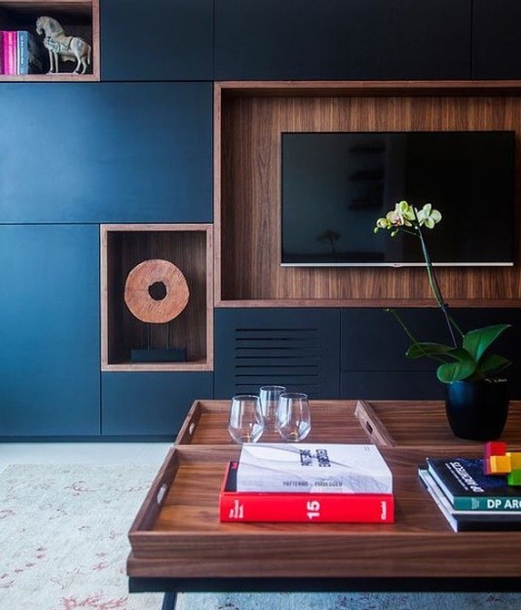 Телевизор на стене в гостиной: 6 вариантов оформления, которые оцените