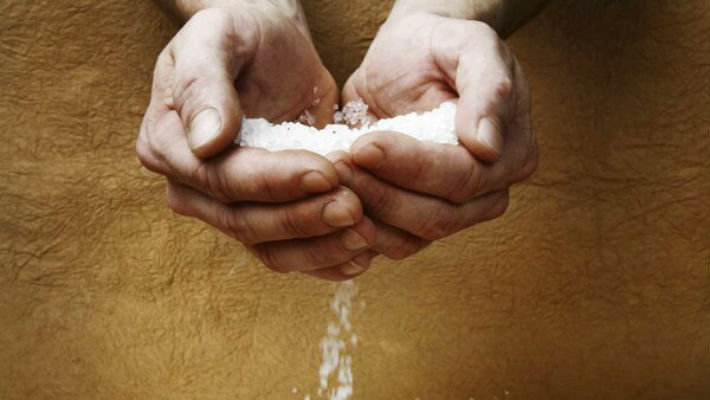 Почему стоит мыть пол солевым раствором