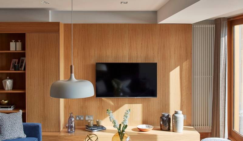 Телевизор на стене в гостиной: 6 вариантов оформления, которые оцените