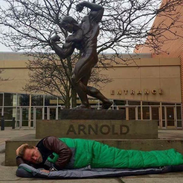 Всемирно известный актер Арнольд Шварценеггер спит на улице перед своей бронзовой статуей