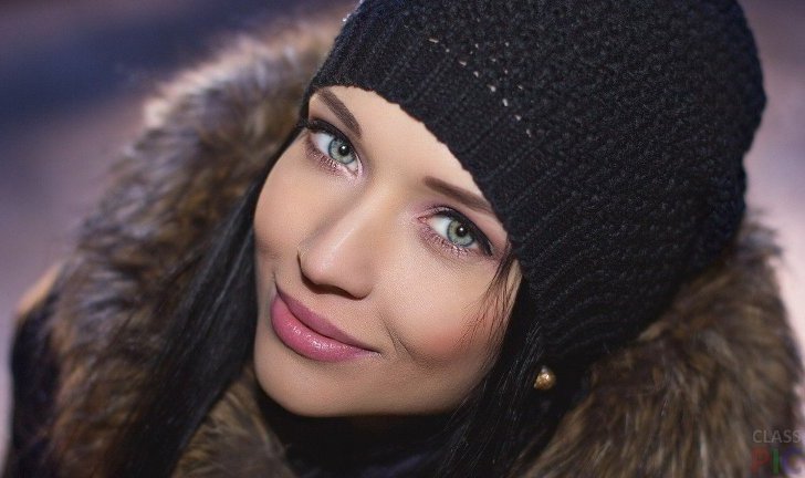 На остановке в маршрутку заходит cимпатичная девушка. А следом за ней заскакивает мужчина. Происходящее далее сразило наповал