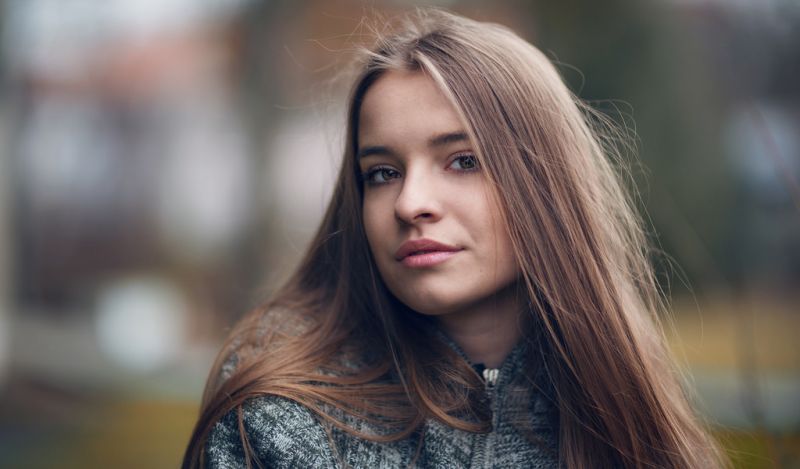 На остановке в маршрутку заходит cимпатичная девушка. А следом за ней заскакивает мужчина. Происходящее далее сразило наповал