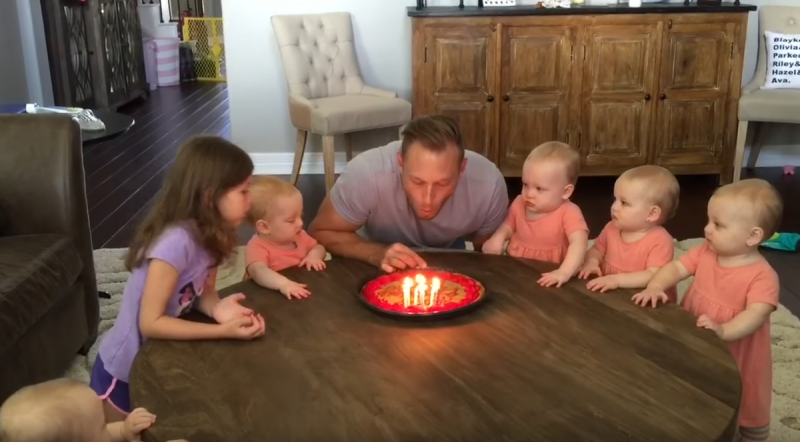 Отец 6 дочек задул свечи на торте — реакция девочек просто уморительна!