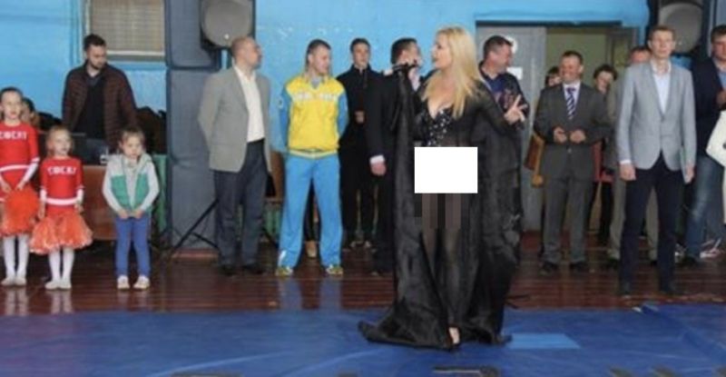 Певица в прозрачной одежде и без трусоv спела на детском турнире в Украине…
