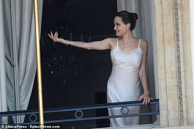 44-летняя Джоли в одном пеньюаре на балконе в Париже, «флиртует с папарацци»
