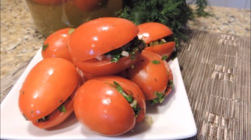 Улетные маринованные помидоры с зеленью и чесноком за сутки
